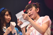 「1年前の自分に宛てた手紙」を読み上げる小泉遥香（右）。