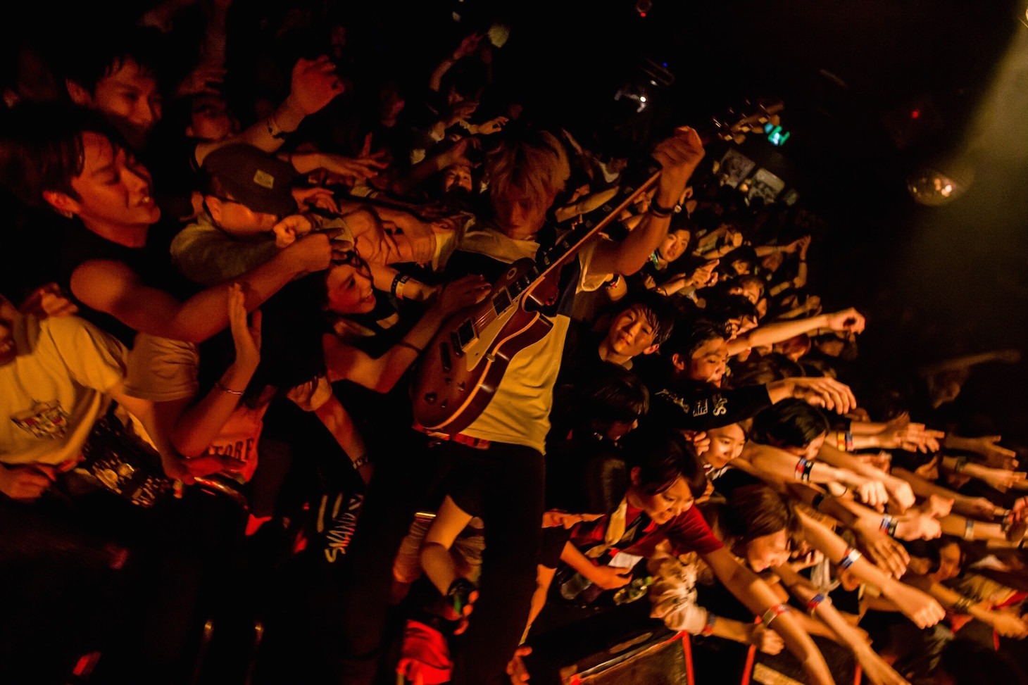 フロアへダイブするYUICHI（Vo, G）。（Photo by Takashi "TAKA" Konuma）