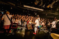 「SWANKY PLAYGROUND SPECIAL ONEMAN SHOW!」4月17日公演の様子。（Photo by Takashi "TAKA" Konuma）
