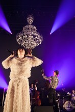 手前が中納良恵（Vo） 、奥が森雅樹（G）。  （撮影：仁礼博）