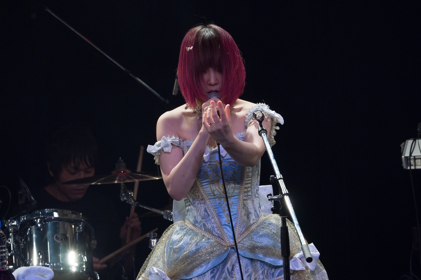 大森靖子によるライブの様子。（写真提供：アップフロントクリエイト）