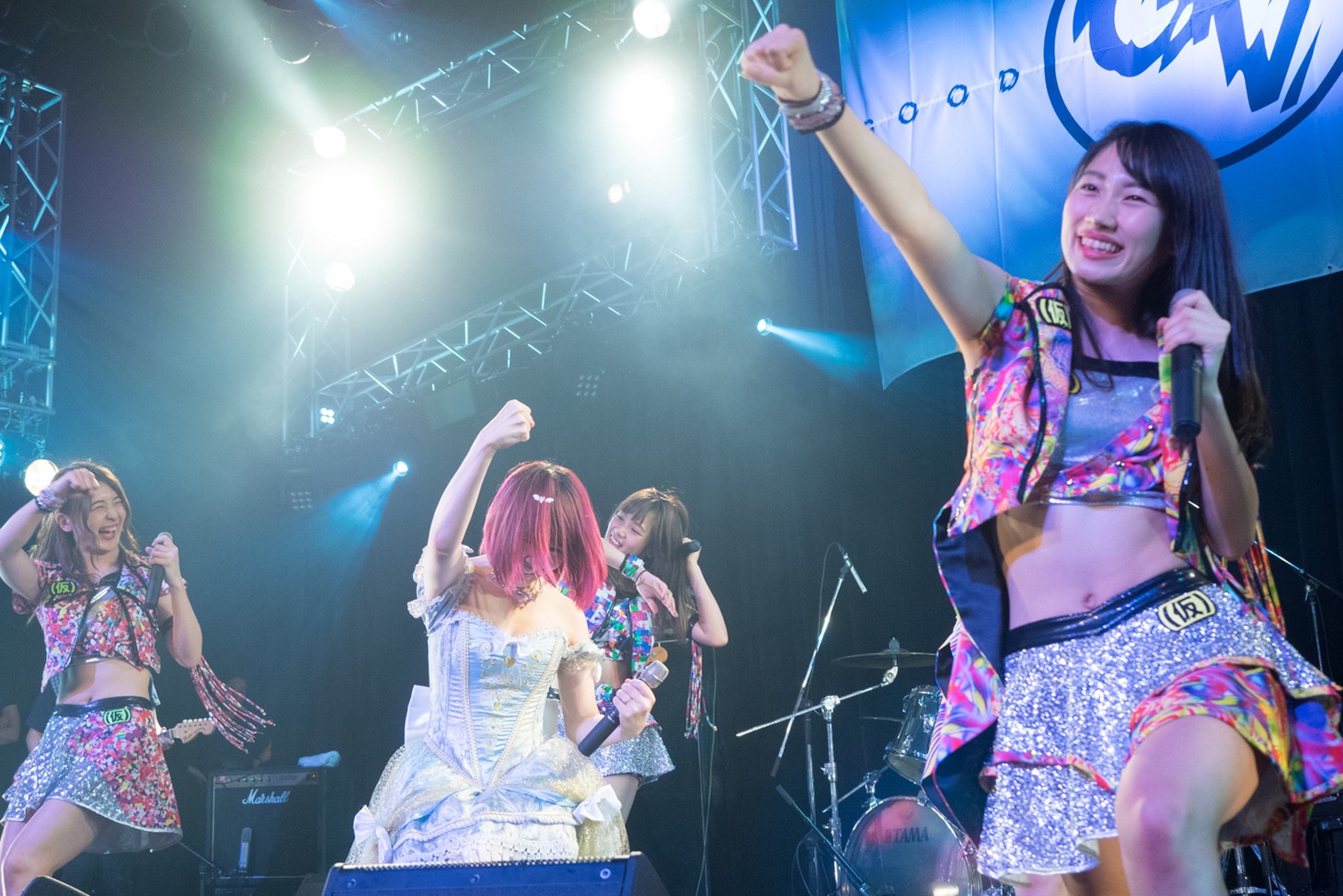 大森靖子、アップアップガールズ（仮）によるコラボレーションライブの様子。（写真提供：アップフロントクリエイト）