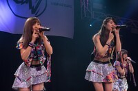 アップアップガールズ（仮）によるライブの様子。（写真提供：アップフロントクリエイト）