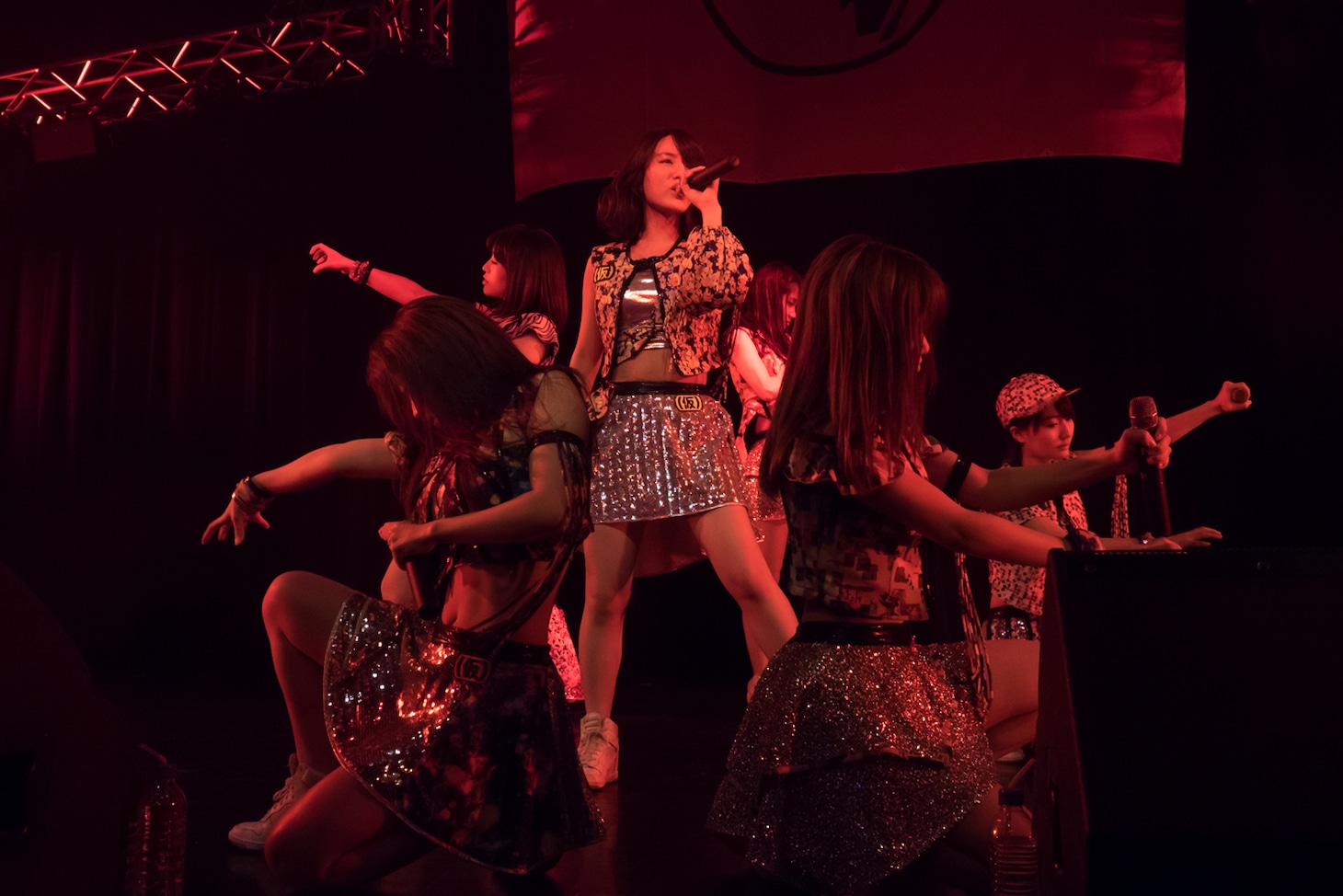 アップアップガールズ（仮）によるライブの様子。（写真提供：アップフロントクリエイト）