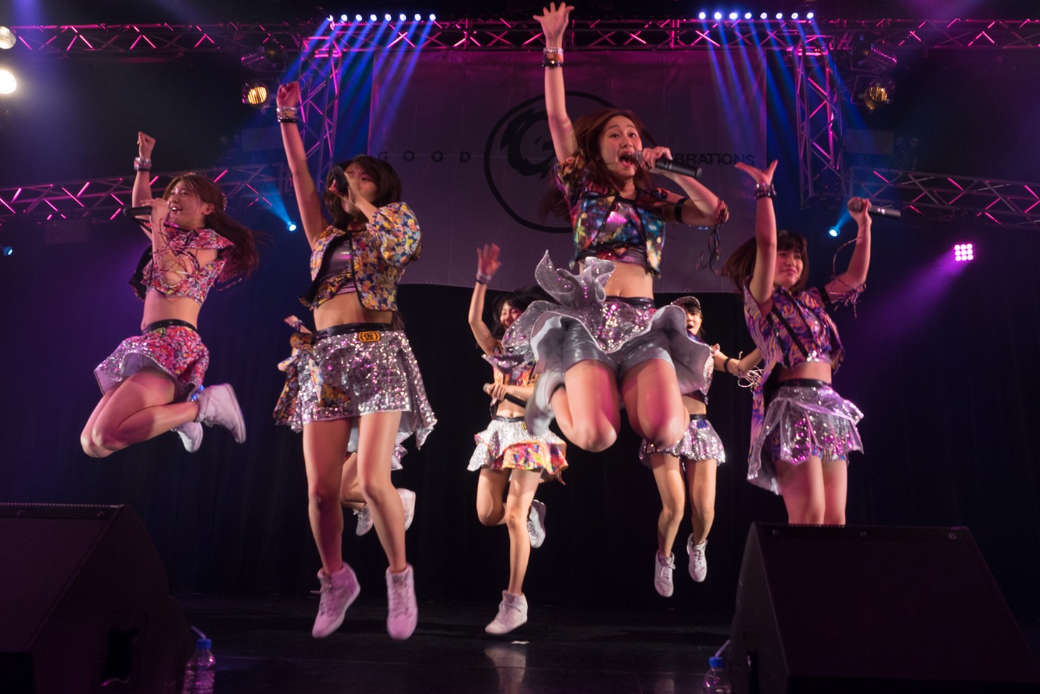 アップアップガールズ（仮）によるライブの様子。（写真提供：アップフロントクリエイト）