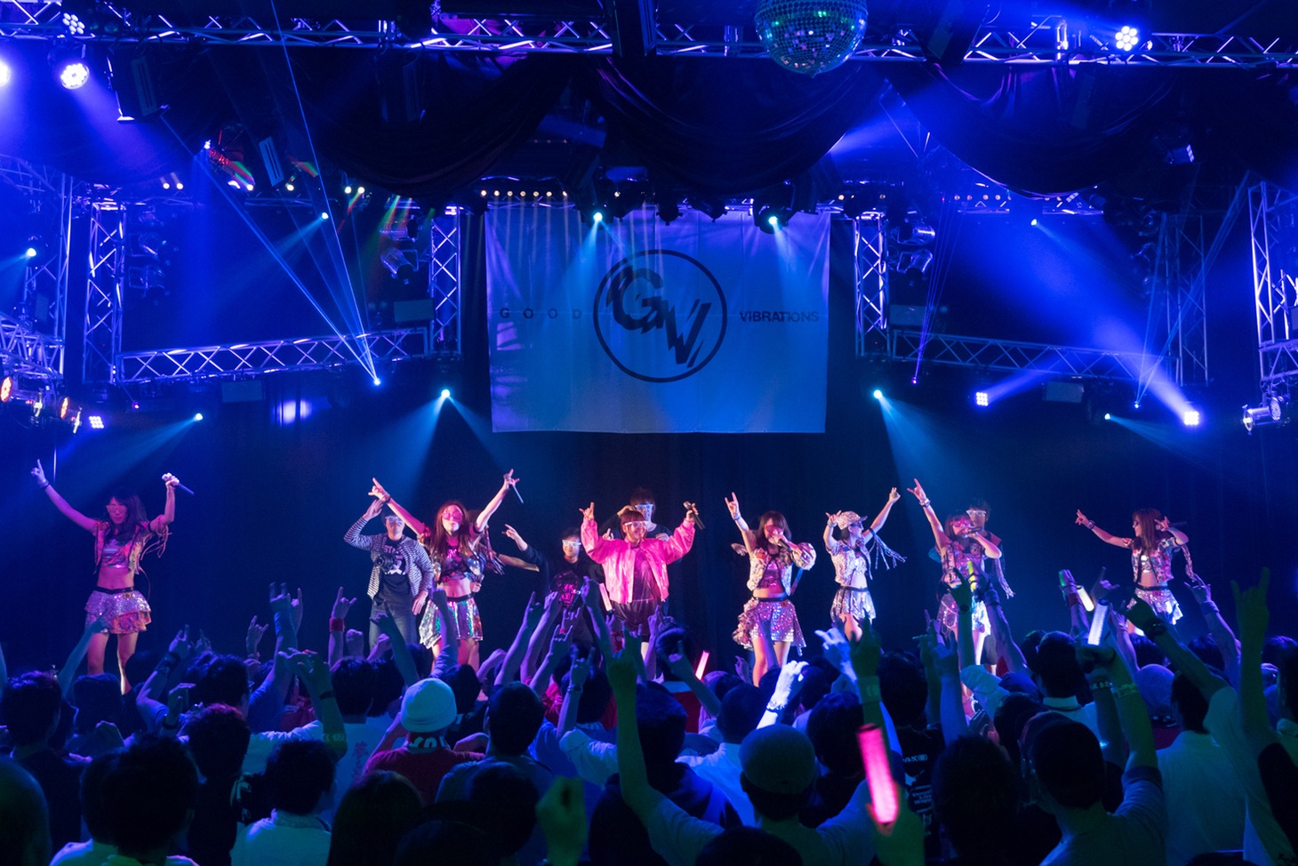 全出演者による「パーリーピーポーエイリアン」の様子。（写真提供：アップフロントクリエイト）