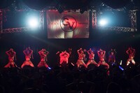 全出演者による「パーリーピーポーエイリアン」の様子。（写真提供：アップフロントクリエイト）