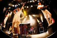 HOWL BE QUIET（撮影：山川哲矢）