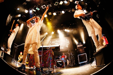 HOWL BE QUIET（撮影：山川哲矢）