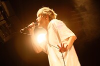 竹縄航太（HOWL BE QUIET / Vo, G, Piano）（撮影：山川哲矢）