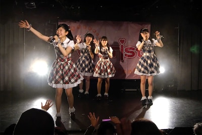 「RYUTist HOME LIVE #174」の様子。左から大石若奈、五十嵐夢羽、宇野友恵、佐藤乃々子。（写真提供：柳都アーティストファーム）