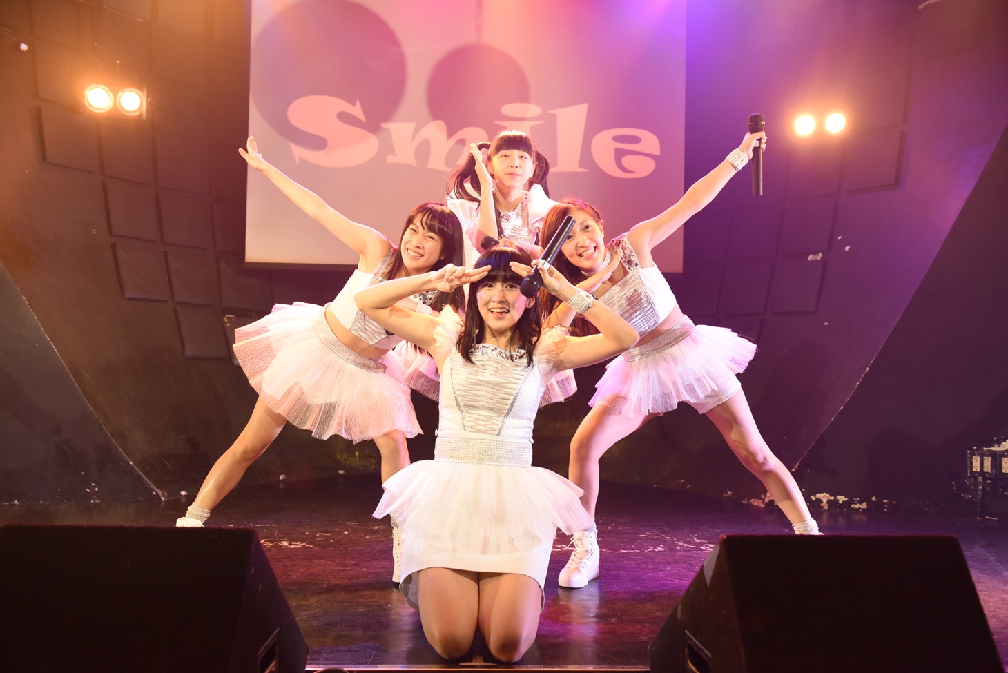 Smile TEAM eastによるライブの様子。