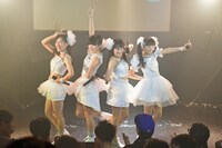Smile TEAM eastによるライブの様子。