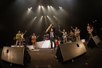 さかなクン（中央）と東京スカパラダイスオーケストラ。（写真提供：avex trax）