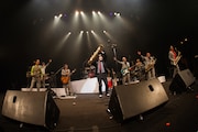 さかなクン(中央)と東京スカパラダイスオーケストラ。(写真提供:avex trax)