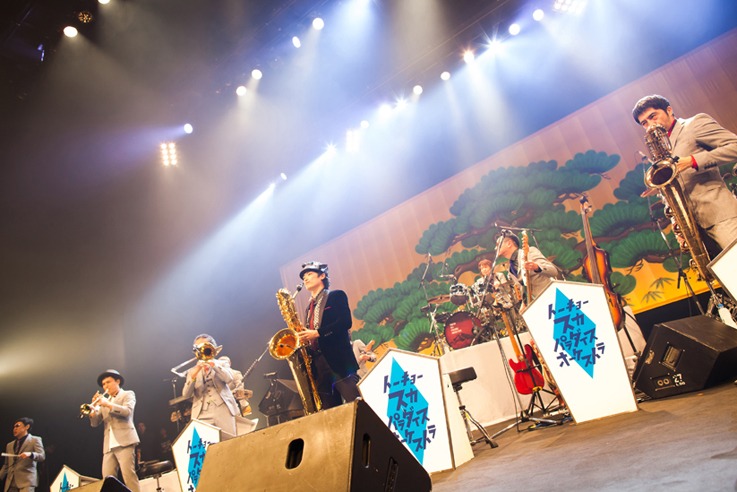 さかなクン（中央）と東京スカパラダイスオーケストラ。（写真提供：avex trax）