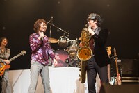 左から加藤隆志（G）、茂木欣一（Dr）、さかなクン。（写真提供：avex trax）