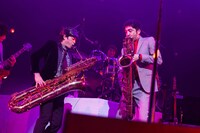 左からさかなクン、谷中敦（B.Sax）。（写真提供：avex trax）