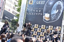 本日4月19日、東京・新宿ステーションスクエアで行われたGACKTフリーライブの様子。