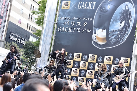 本日4月19日、東京・新宿ステーションスクエアで行われたGACKTフリーライブの様子。