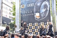 本日4月19日、東京・新宿ステーションスクエアで行われたGACKTフリーライブの様子。