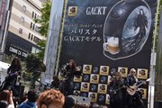 本日4月19日、東京・新宿ステーションスクエアで行われたGACKTフリーライブの様子。