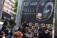 本日4月19日、東京・新宿ステーションスクエアで行われたGACKTフリーライブの様子。