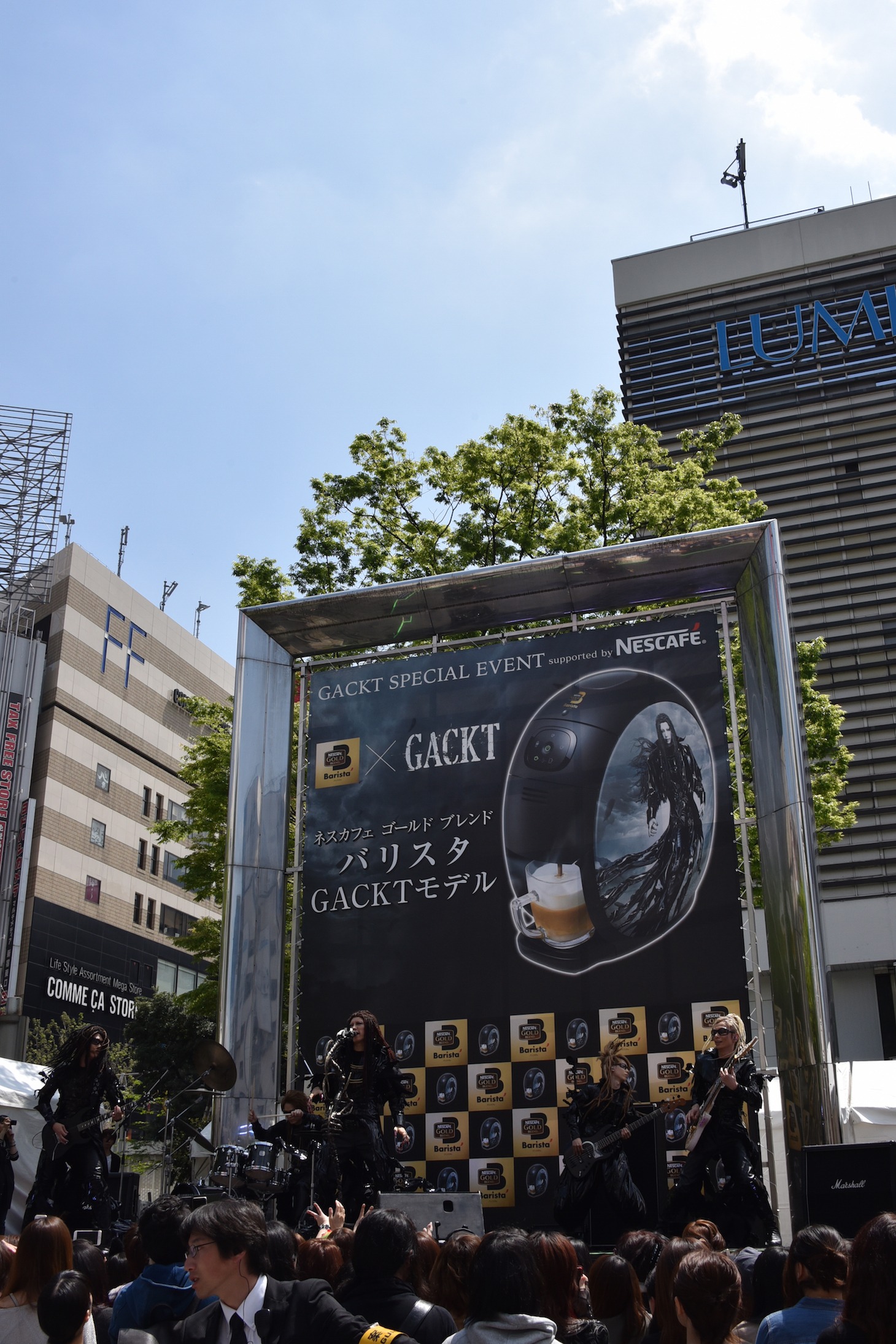 本日4月19日、東京・新宿ステーションスクエアで行われたGACKTフリーライブの様子。