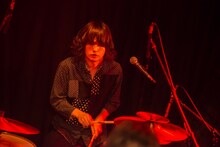 岡本啓佑（Dr / 黒猫チェルシー）（Photo by Ohagi）