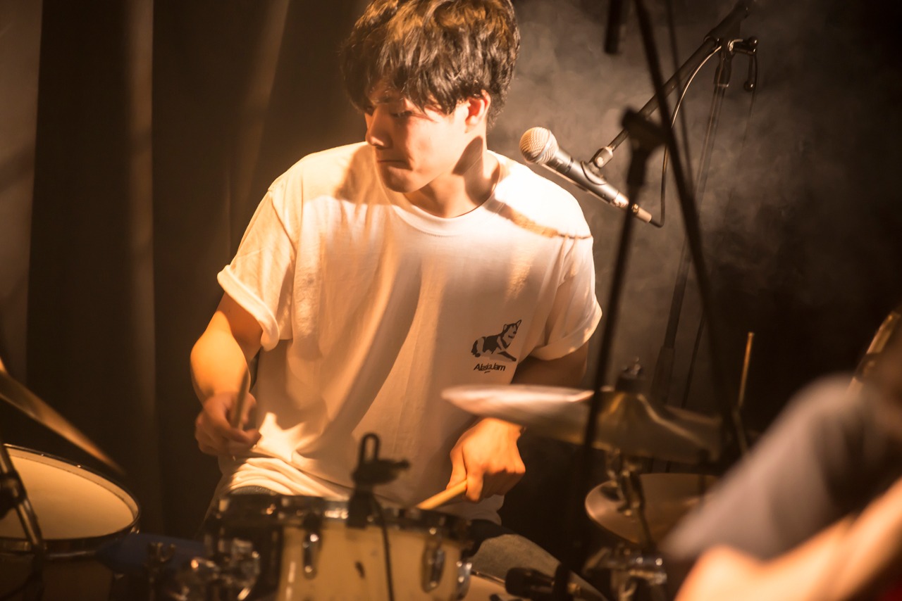 山下賢（Dr / Alaska Jam）（Photo by Ohagi）