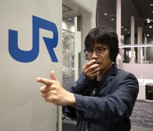 「JTB時刻表」5月号の巻頭特集に登場する岸田繁（くるり）。