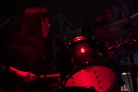 ひなんちゅ（梅村妃奈子 / Dr）（撮影：タカハシアキラ）