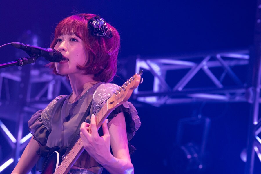 すぅ（吉田菫 / Vo, G）（撮影：タカハシアキラ） - Silent Siren全国