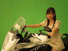 大型バイクにまたがる高木悠未。