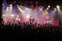KEYTALK「クアトロ灼熱の小旅行～燻らせ肉の雫～」渋谷CLUB QUATTRO公演の様子。（撮影：後藤壮太郎）