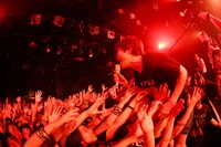 客席に身を乗り出して歌う寺中友将（Vo, G）。（撮影：後藤壮太郎）