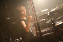 八木優樹（Dr, Cho）（撮影：後藤壮太郎）