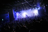 KEYTALK「クアトロ灼熱の小旅行～燻らせ肉の雫～」渋谷CLUB QUATTRO公演の様子。（撮影：後藤壮太郎）