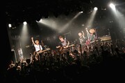 KEYTALK「クアトロ灼熱の小旅行～燻らせ肉の雫～」渋谷CLUB QUATTRO公演の様子。（撮影：後藤壮太郎）