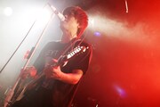 KEYTALKが4月15日に渋谷CLUB QUATTROにて開催したツアー「クアトロ灼熱の小旅行~燻らせ肉の雫~」初日公演での寺中友将(Vo, G)。(撮影:後藤壮太郎)