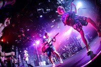 KEYTALK「クアトロ灼熱の小旅行～燻らせ肉の雫～」渋谷CLUB QUATTRO公演の様子。（撮影：後藤壮太郎）