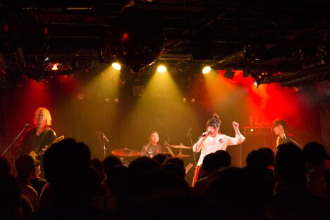 「UPPPPP!!!Tour Final “ルイと嵐と天使と小原”」の様子。（撮影：飯本貴子）