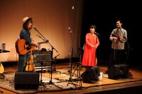 左から高田漣、ハンバート ハンバート。（撮影：後藤渉）