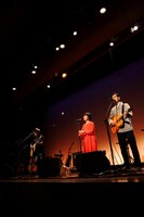 左から高田漣、ハンバート ハンバート。（撮影：後藤渉）