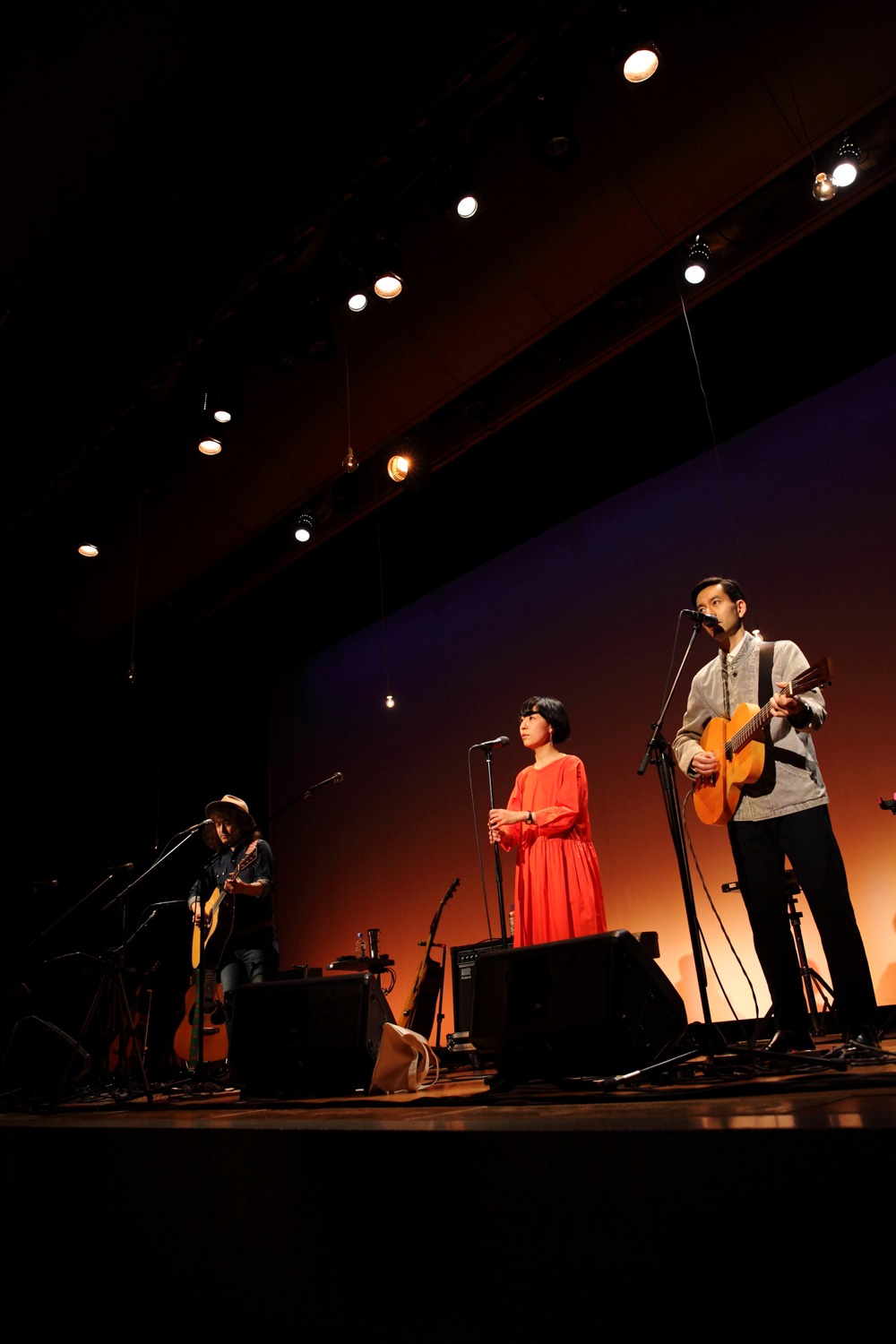 左から高田漣、ハンバート ハンバート。（撮影：後藤渉）