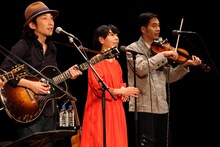 左からおおはた雄一、ハンバート ハンバート。（撮影：後藤渉）