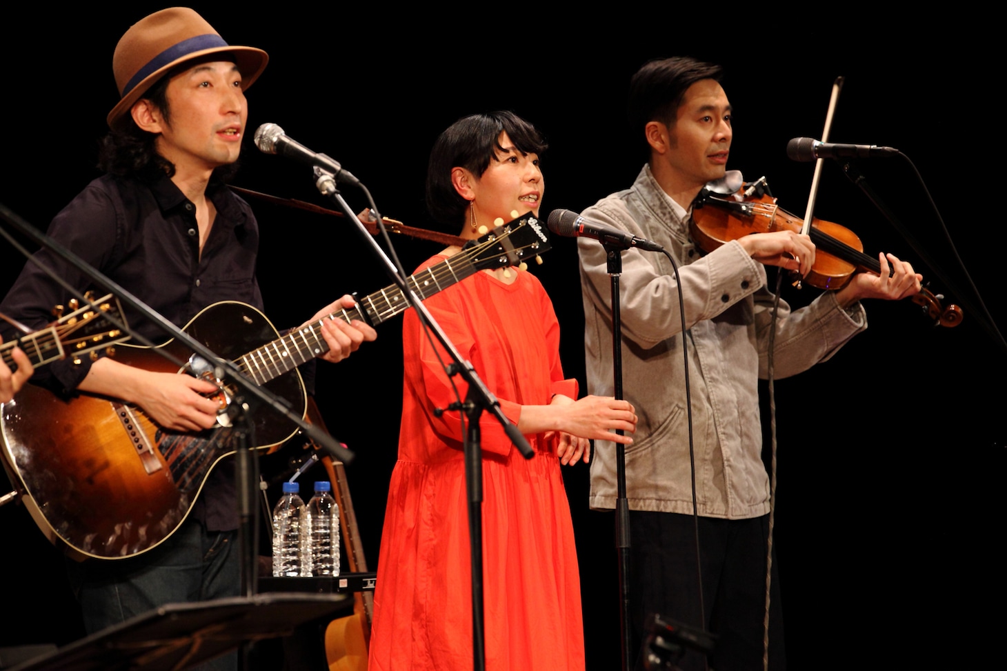 左からおおはた雄一、ハンバート ハンバート。（撮影：後藤渉）