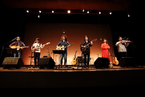 出演者全員でのセッションの様子。(撮影:後藤渉)