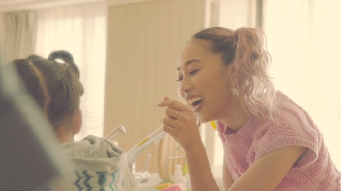 青山テルマ「あなたの側に feat. 仲宗根泉（HY）」MVのワンシーン。