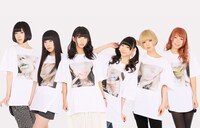 SPINNSとのコラボグッズを着たでんぱ組.inc。